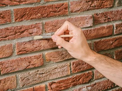 buitenvoeg reparatie nastrijken met kwastje Thumbnail