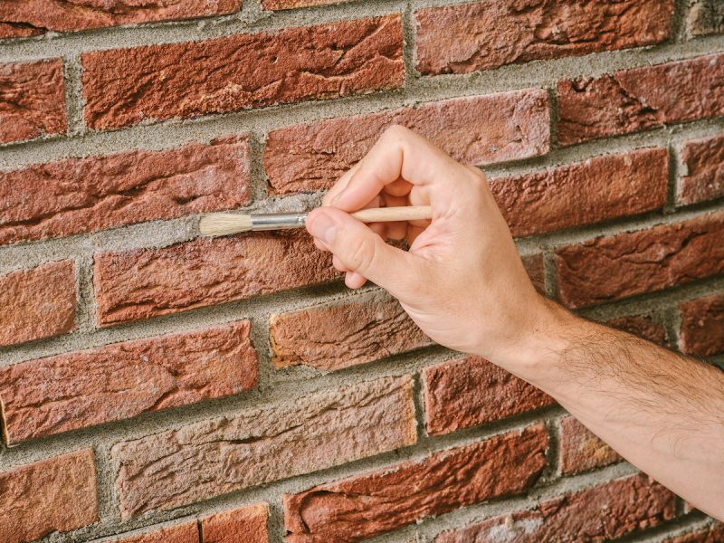 buitenvoeg reparatie nastrijken met kwastje