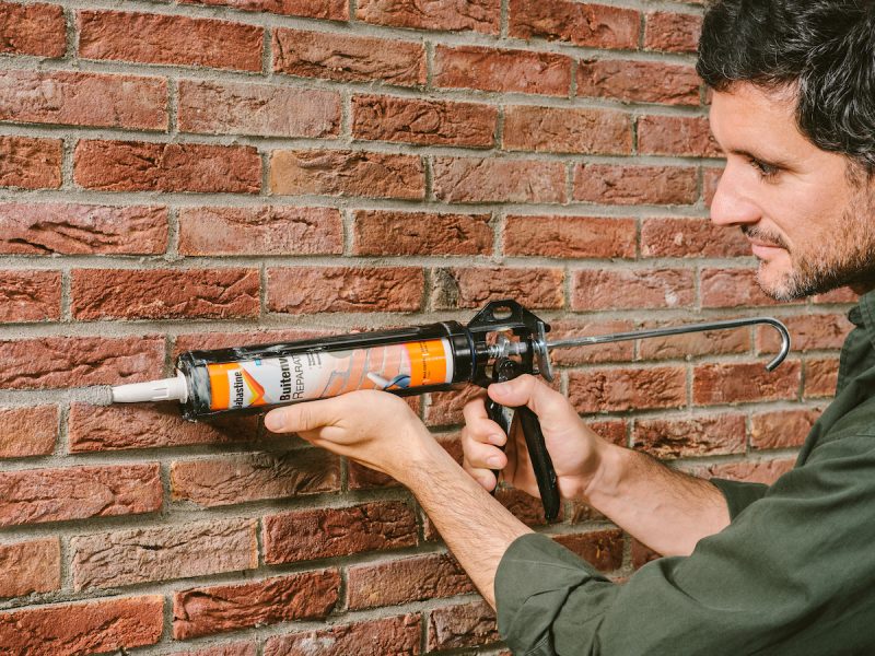 aanbrengen buitenvoegreparatie met kitpistool