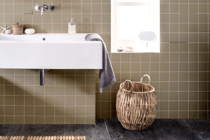 badkamer met beschadigingen in voegen tussen tegels Thumbnail