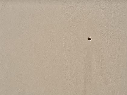 muur met klein gaatje erin Thumbnail