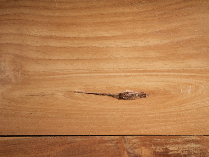 bovenaanzicht van houten kast met beschadiging