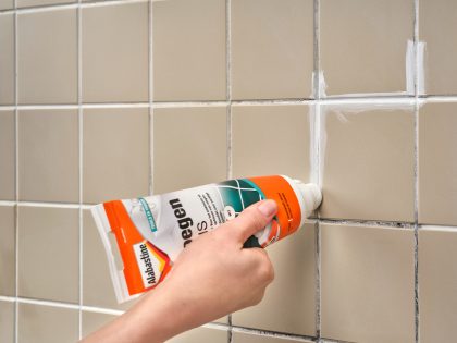 close up van aanbrengen voegenfris op badkamertegels Thumbnail
