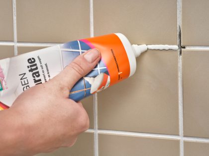 close up van voegenreparatie aanbrengen op beschadiging in voeg Thumbnail