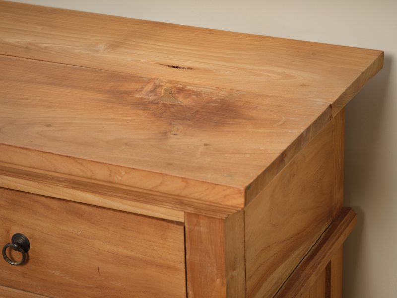 houten kast met beschadiging