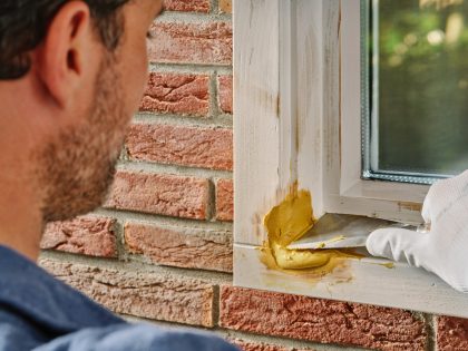 houtrotvuller aanbrengen met plamuurmes op houtrot in kozijn Thumbnail