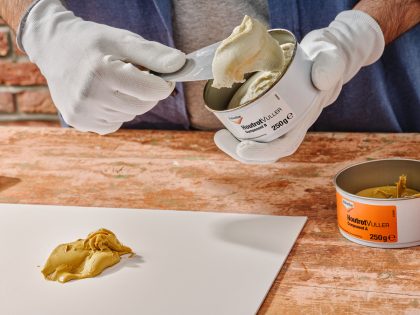 houtrotvuller component b op plamuurmes aanbrengen Thumbnail