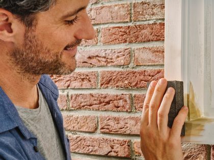 houtrotvuller reparatie opschuren met schuurblok Thumbnail