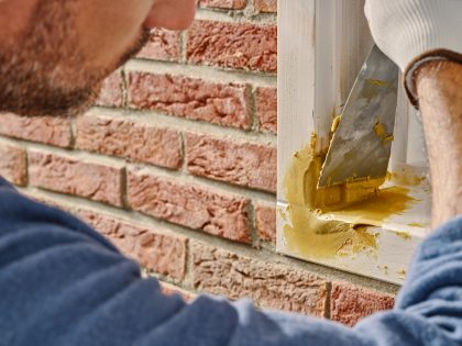 houtrotvuller uitsmeren met plamuurmes op kozijn Thumbnail