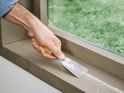houtvuller uitsmeren met plamuurmes op houten kozijn – 1 Thumbnail