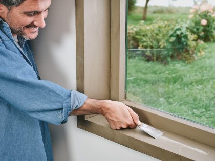 houtvuller uitsmeren met plamuurmes op houten kozijn – 3 Thumbnail