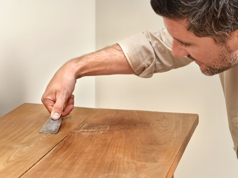 kneedbaar hout gladstrijken met plamuurmes