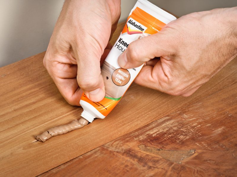 kneedbaar hout uitknijpen in beschadiging