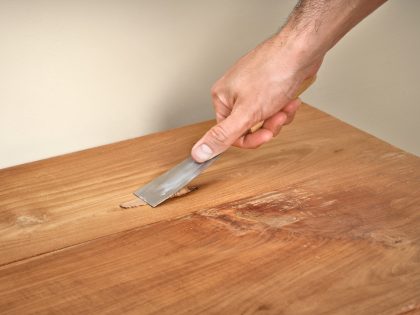 kneedbaar hout uitsmeren met plamuurmes Thumbnail