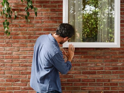 kozijn gerepareerd met houtrotvuller, geschuurd en geverfd Thumbnail