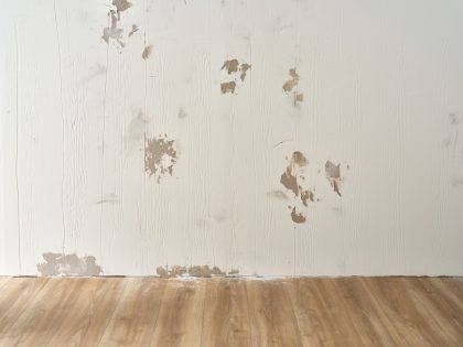 muur met gevulde gaten en beschadigingen Thumbnail