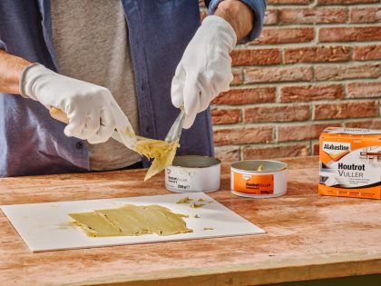 twee componenten houtrotvuller mengen Thumbnail