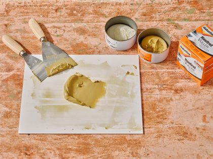 twee componenten van houtrotvuller gemengd op mengplateau Thumbnail