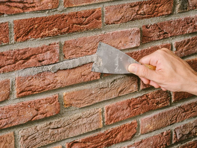 uitsmeren buitenvoegreparatie met plamuurmes