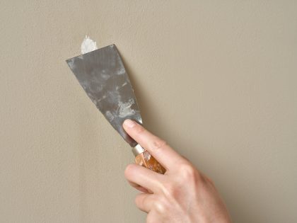 uitsmeren en dichten van beschadiging met plamuurmes en Alabastine Allesuvller Thumbnail