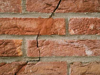 baksteenreparatie in scheur in muur Thumbnail