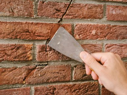 baksteenreparatie uitsmeren met plamuurmes Thumbnail