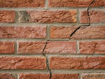 bakstenen muur met scheur Thumbnail