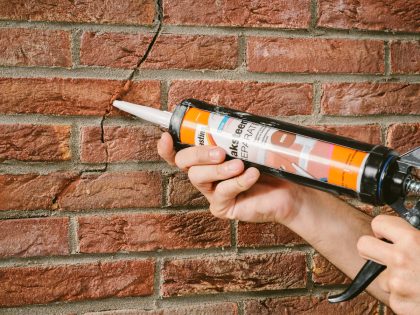 scheur vullen met baksteenreparatie in handkitpistool Thumbnail