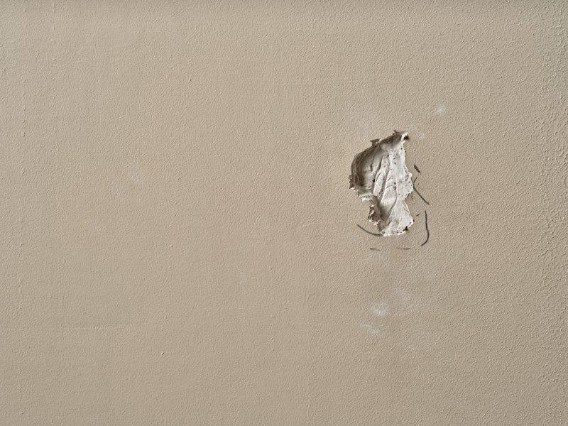 muur met grote beschadiging