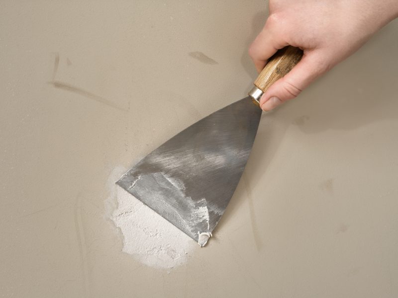 uitsmeren van Superieure Muurvuller op beschadigde muur