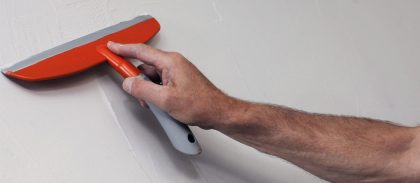 egaliseren muur met strijker