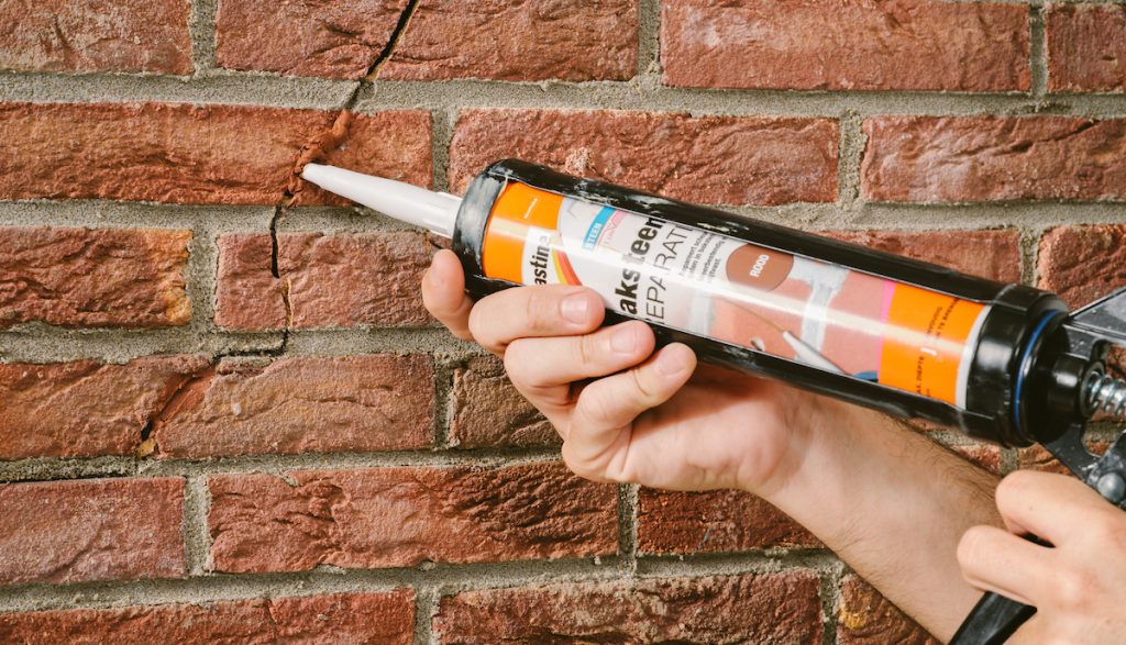 Bakstenen buitenmuur repareren met Alabastine Baksteen Reparatie